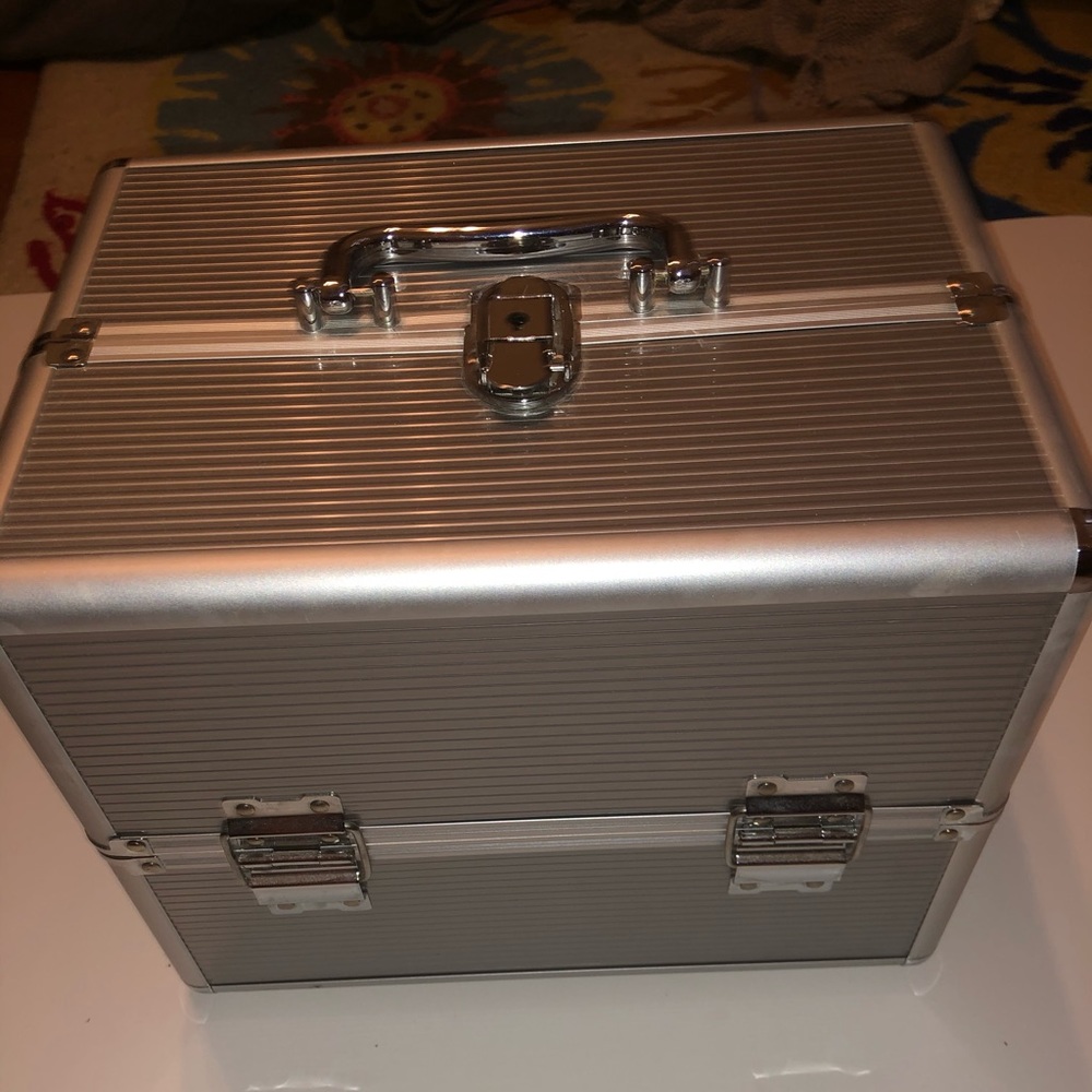 Silver makeup box, in great condition!